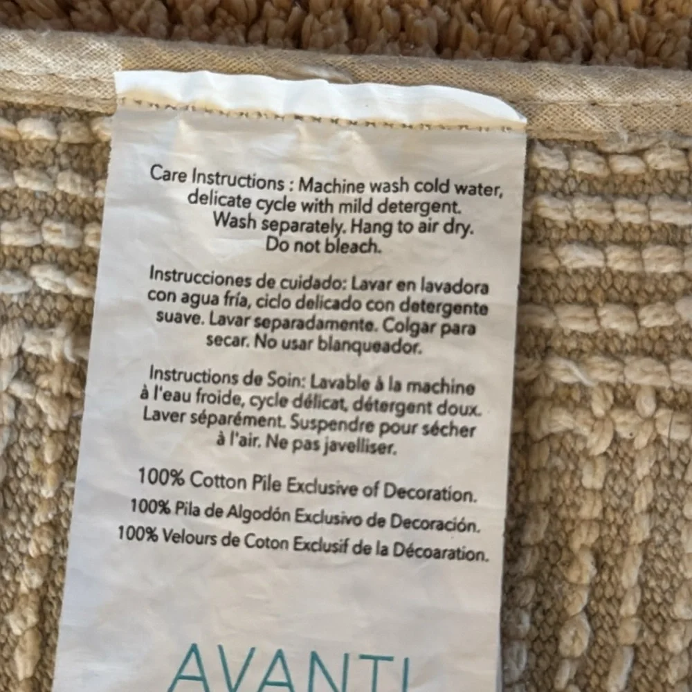 Avanti Like New Embroidered Bird Bath Mat